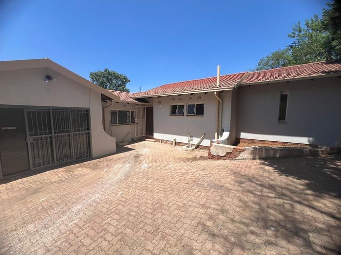 3-bedroom house to rent in Glenvista with office space and double carports.