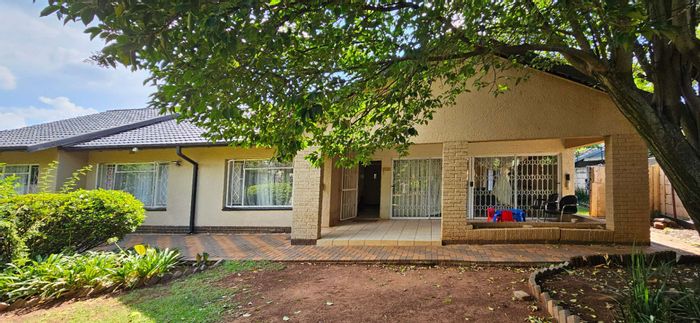 4-Bedroom House in Windsor Glen with pool, cottage, and large garden. To Rent.