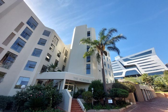 Penthouse To Rent in Sandhurst: 3 beds, pool, garage, pet-friendly, stunning views.