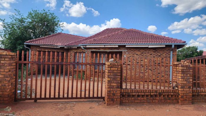 For Sale: Geelhoutpark House with 3 bedrooms, ensuite, near amenities and schools.
