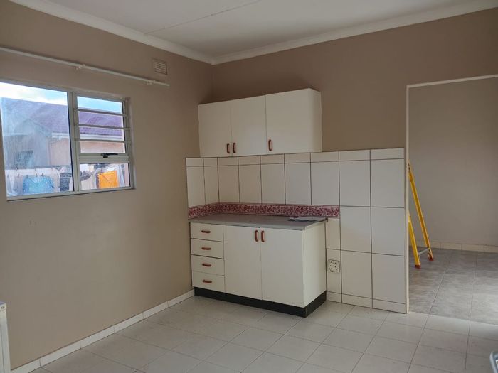 One-bedroom apartment in Wildenwide, includes utilities, secure parking, no pets. To Rent.