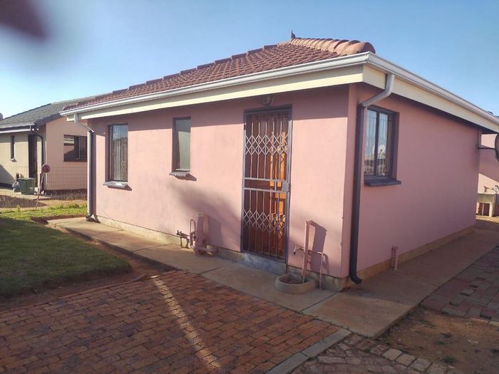 For Sale: House in Crystal Park with 2 bedrooms, backyard rooms, and solar geyser.