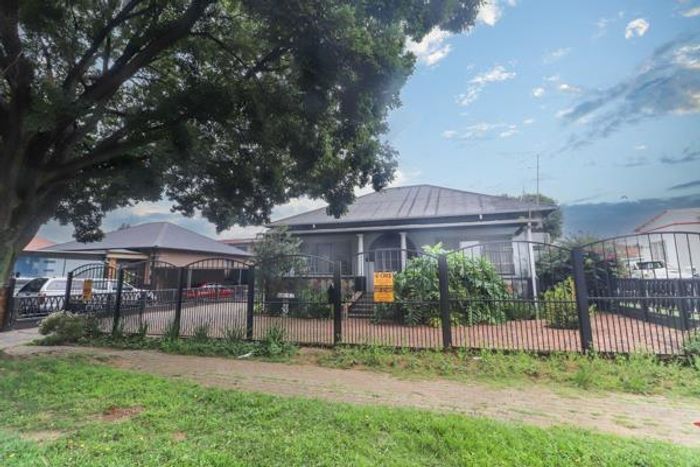 Benoni Central House For Sale: 3 beds, 2 flats, ample parking, spacious living.