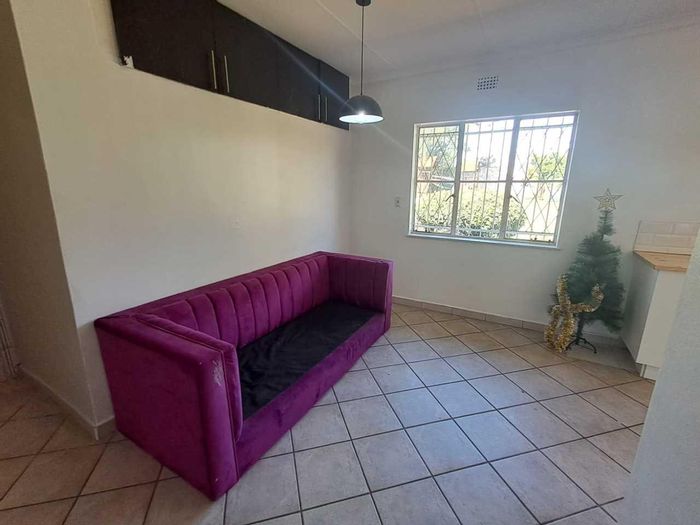 Flatlet, pool, off-grid living - House for Sale in Brackendowns.