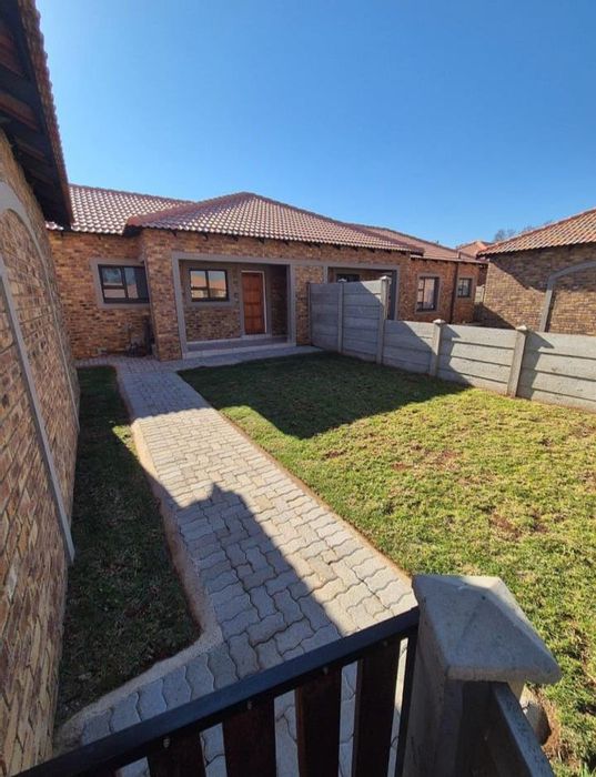 To Rent: 2Bed, 2Bath Townhouse in Riversdale with garden, garage, and security.