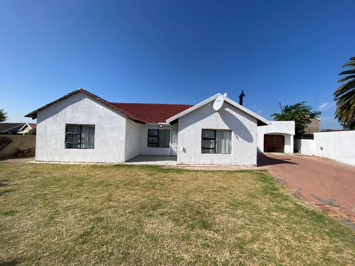 Kibler Park House For Sale: 3 beds, pool, cottage, open plan living.