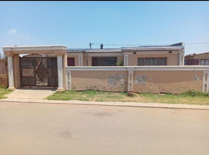 3-bedroom house for sale in Tsakane with garage and spacious yard.