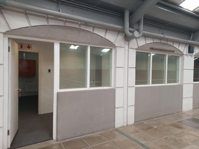 Walmer Heights Office To Rent: Various sizes, secure, ample parking, close to amenities.