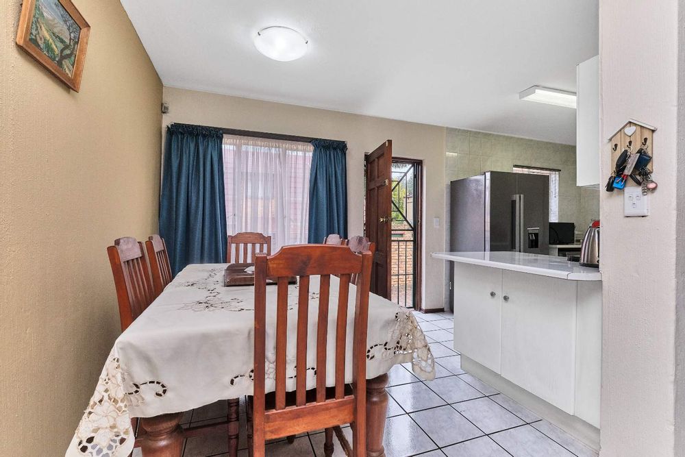 Dining area open plan to kitchen