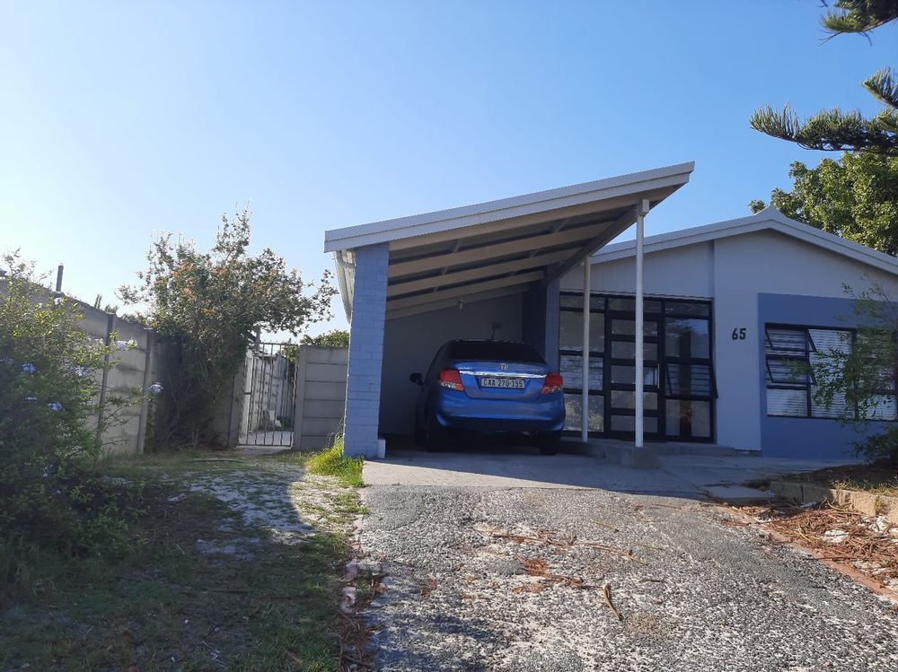 To Rent House in Bothasig with 3 bedrooms, large kitchen, and secure