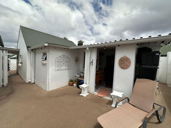 1-Bedroom Cottage in Weltevreden Park To Rent, features open-plan living and gardens.