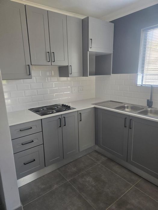 1-Bedroom Apartment in Mondeor To Rent, near Kliprivier Nature Reserve, prepaid utilities.