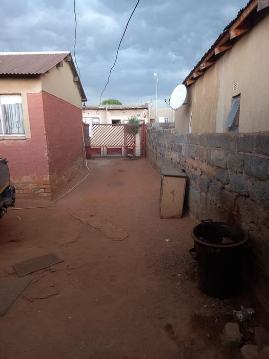 2-Bedroom House in Tembisa Central For Sale with Income-Generating Rooms.