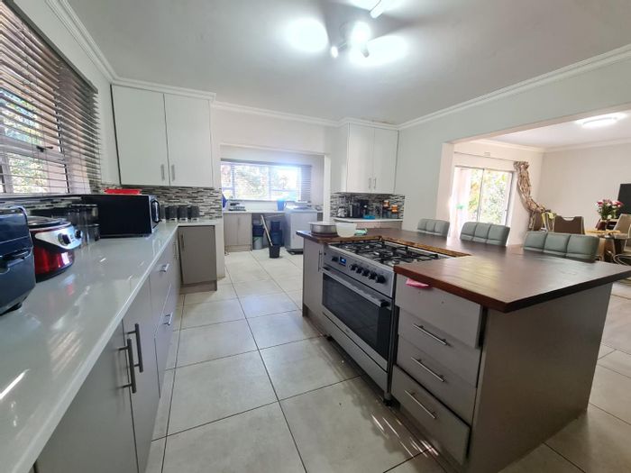 Glenvista House To Rent: 5 bedrooms, spacious kitchen, flatlet, alternative power.