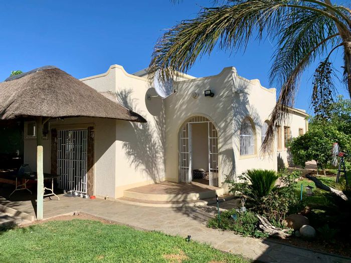 House for Sale in Okahandja Central: 3 beds, lapa, solar power, security features.