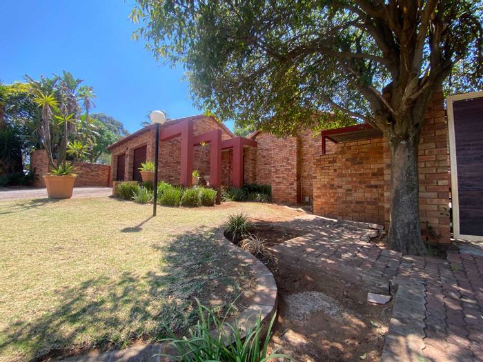 For Sale: House in Mondeor with flatlet, pool, and entertainment area.