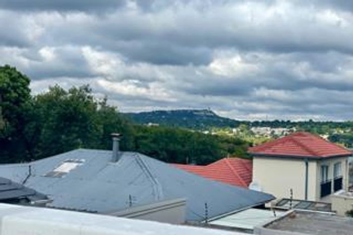 Parkhurst Cottage To Rent: Furnished, 1 bed, balcony, utilities included, ideal for professionals.