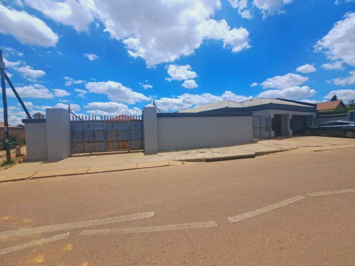 House For Sale in Mamelodi Gardens: 4 bedrooms, spacious yard, secure parking.