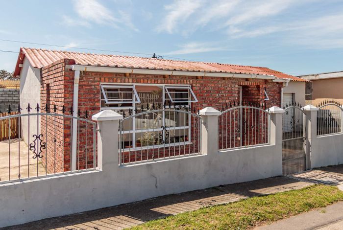 For Sale: House in Gelvandale with 2 bedrooms, extended living, and secure yard.