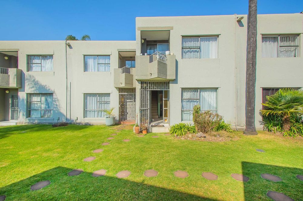 Rolling communal lawn entrance