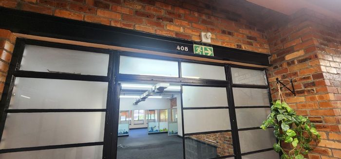 Office to Rent in Cape Town City Centre: 110m2, secure parking, high-speed internet.