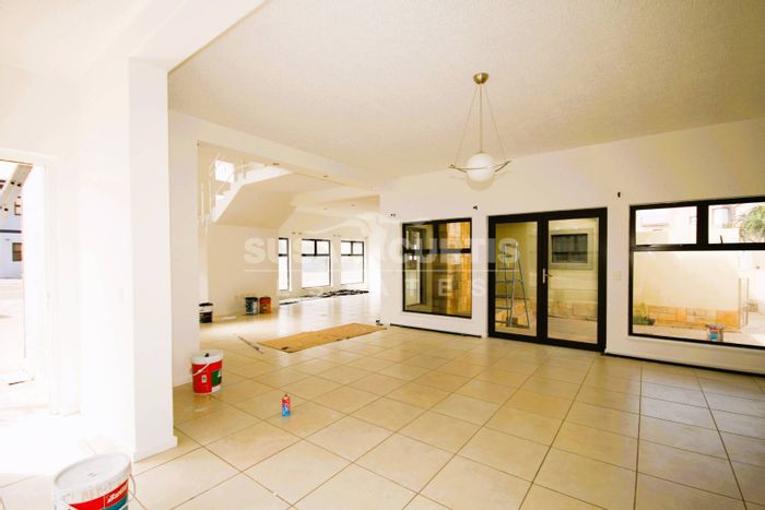 To Rent: Spacious Long Beach house with 4 bedrooms, indoor BBQ, and pet-friendly.