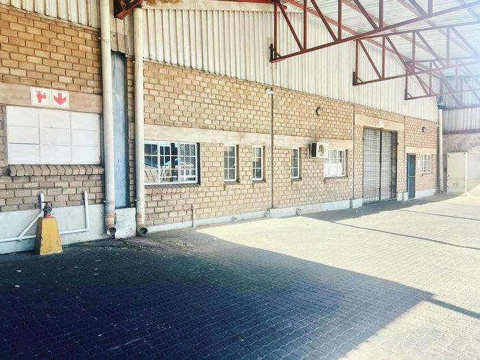 Mixed Use Warehouse To Rent in Prosperita: 600m², offices, parking, loading zone.