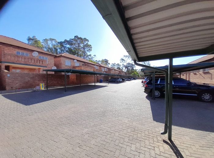 For Sale: Townhouse in Amandasig, prime location, rental income R5900, ideal for investors.