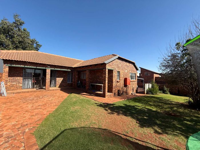 Spacious 2-bedroom townhouse in Weltevreden Park, secure complex, private garden. To Rent.