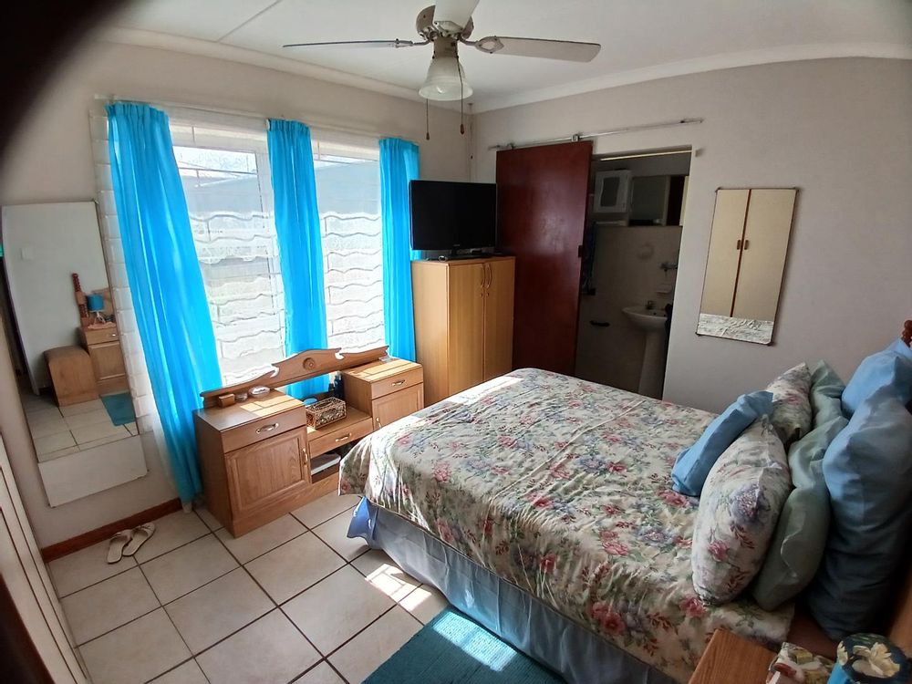 Main en suite Bedroom (with shower).