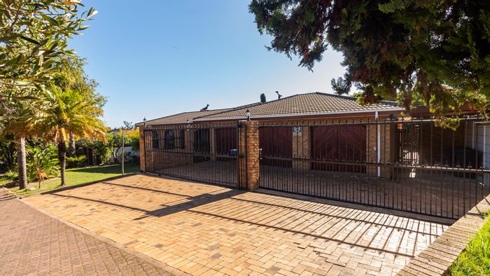 Property #2143770, House for sale in Plattekloof