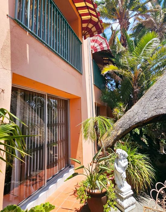 House for Sale in Eros: 3 Bedrooms, private patio, lapa, and hobby room.