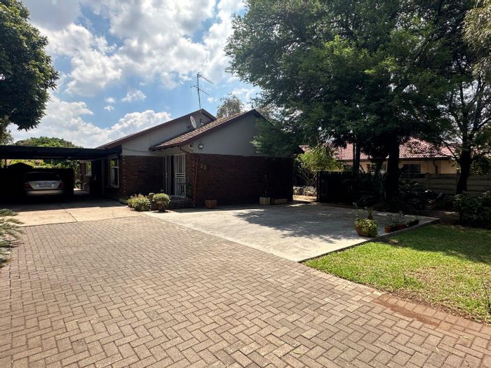 Rooihuiskraal House For Sale: Spacious living, BBQ area, close to amenities.