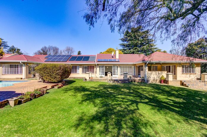 Farrarmere House For Sale: Spacious 5-bedroom home with pool, garden, and ample parking.
