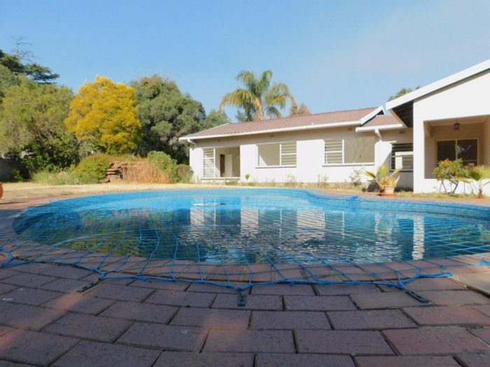 Bryanston House To Rent: 4 beds, study, pool, staff quarters, spacious garden.