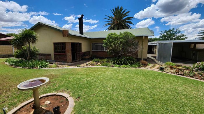 For Sale: House in Generaal De Wet with pool, braai area, and 3 garages.