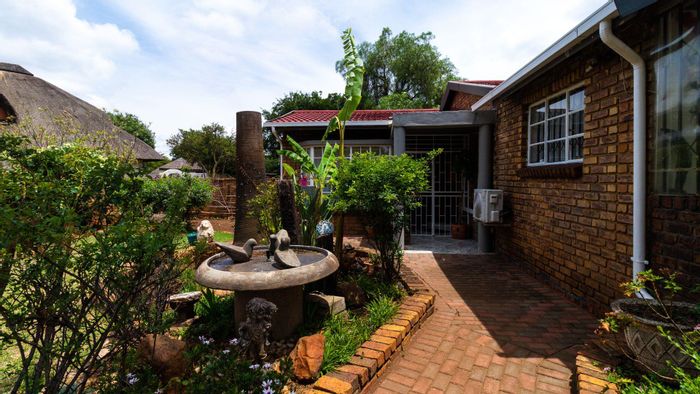 Dersley House For Sale: 3 bedrooms, expansive garden, private family room, serene retreat.