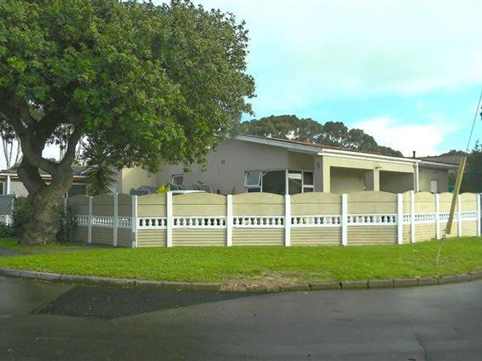 For Sale: Spacious House in Parow Valley with 4 Bedrooms, 3 Garages, and Entertainment Area.