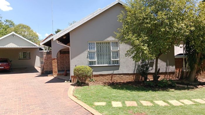 For Sale: House in Glen Marais with gourmet kitchen, outdoor space, and smart tech.