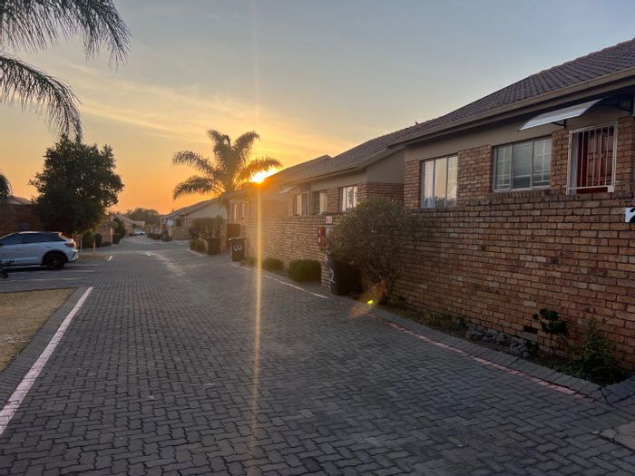 Property #2424995, Townhouse Rental Monthly in Amberfield Ridge