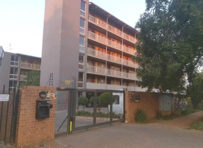 Bachelor apartment in Hatfield to rent, near UP and shopping amenities.