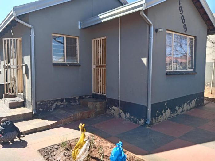 For Sale: Vosloorus House with 3 bedrooms, carport, storeroom, near amenities.