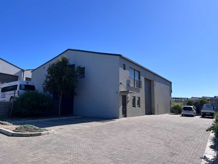Industrial Property To Rent in Rivergate: Warehouse, offices, 24-hour security, parking.