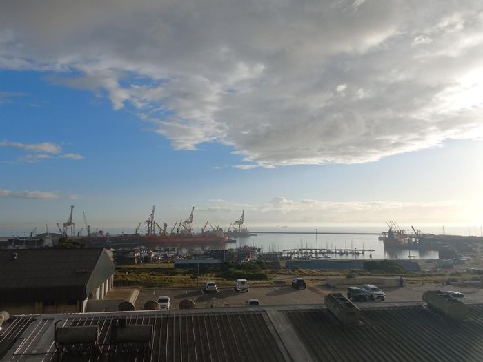 Office To Rent in Humerail: 250m2, 9 parking bays, close to harbour.