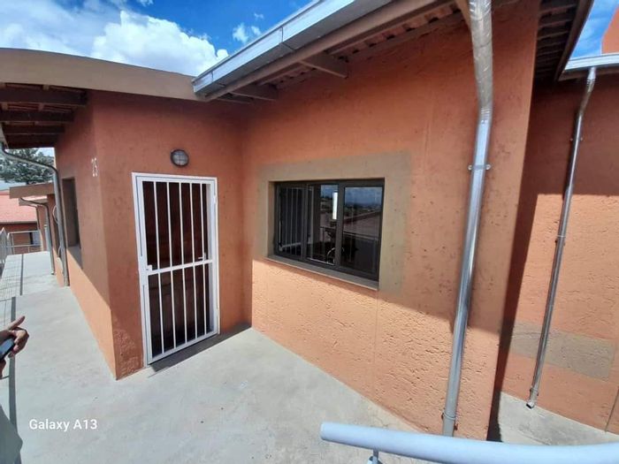 Dorado Park Townhouse For Sale: 2 Bedrooms, Open Plan Kitchen, Parking, Complex Amenities.