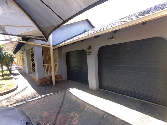 Garsfontein House For Sale: 3 bedrooms, pool, study, solar features, double garage.