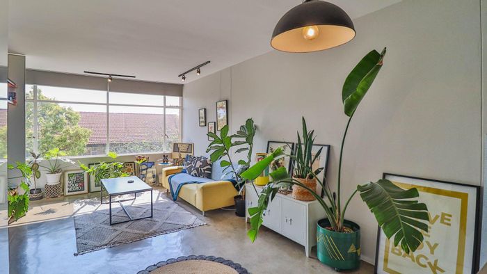 Hurlpark Apartment For Sale: 1 Bed, secure parking, close to amenities.