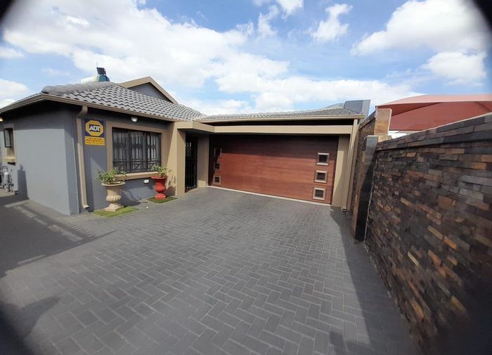 For Sale: Amandasig House with solar power, water tank, and outdoor braai area.