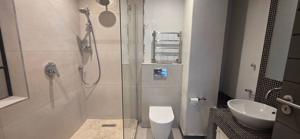 Newly renovated bathroom, heated towel rail, plumbing for washing machine