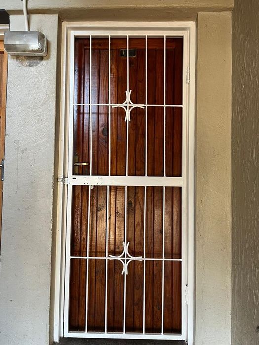 3-Bedroom Apartment To Rent in Algoa Park with garage and prepaid electricity.